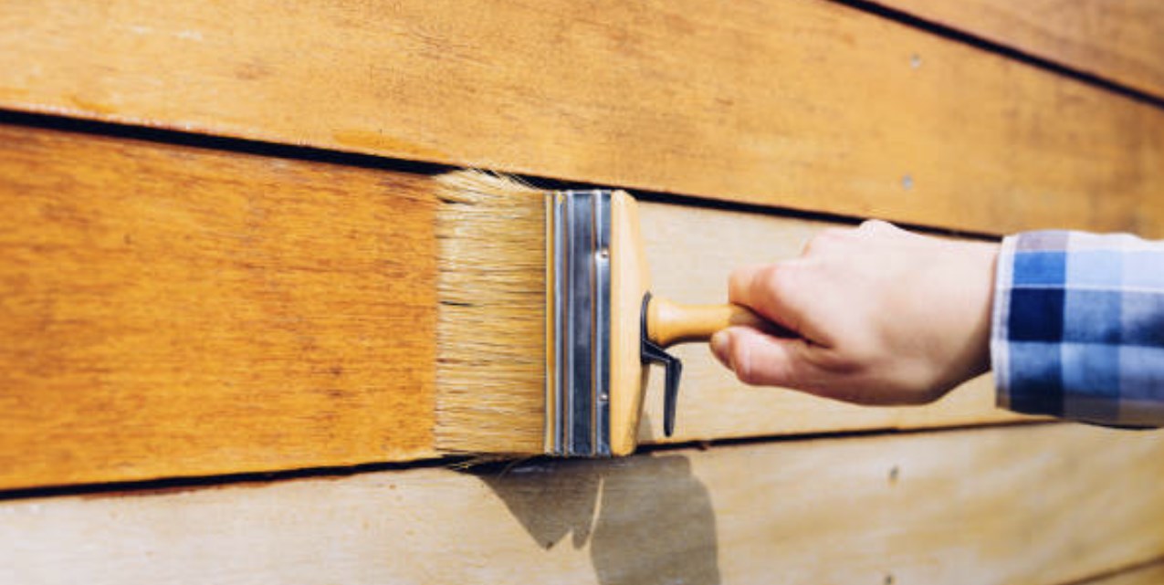 malowanie drewna w ogrodzie